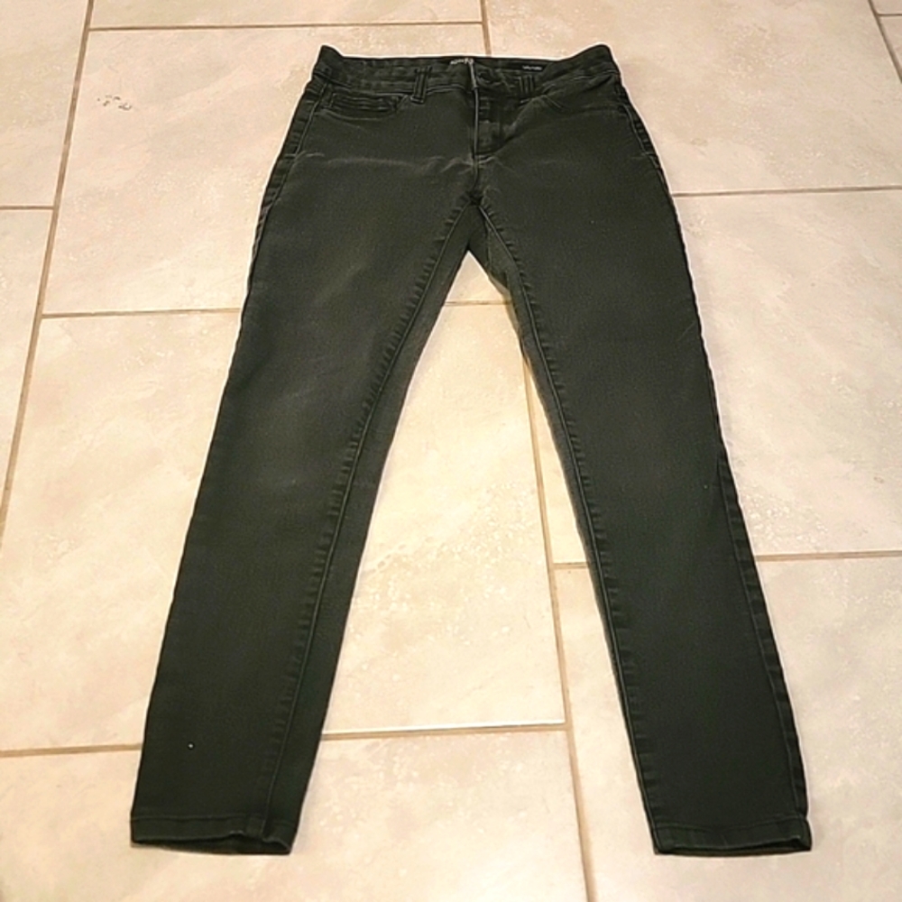 Jones New York Women's Essex Skinny Black Jeans. Size 4. Excellent Condition.